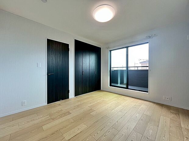 ベッドも十分に設置するスペースがあります。