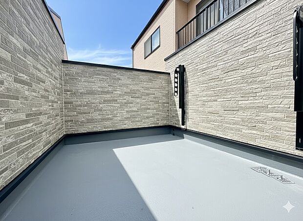 暮らしの中で、光と風を演出してくれるバルコニー。