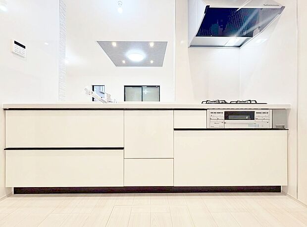 スマートな意匠と充実の機能を備えたキッチンが、暮らしにおいしい彩りを添えます。