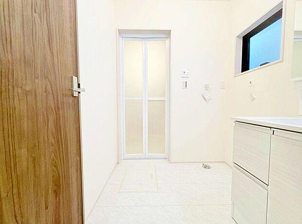 清潔感と心地よさを重視した、上質感漂うパウダールーム。