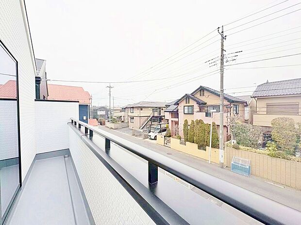 窓を開けると広がる青空。心をリフレッシュして日々を過ごしていきましょう。