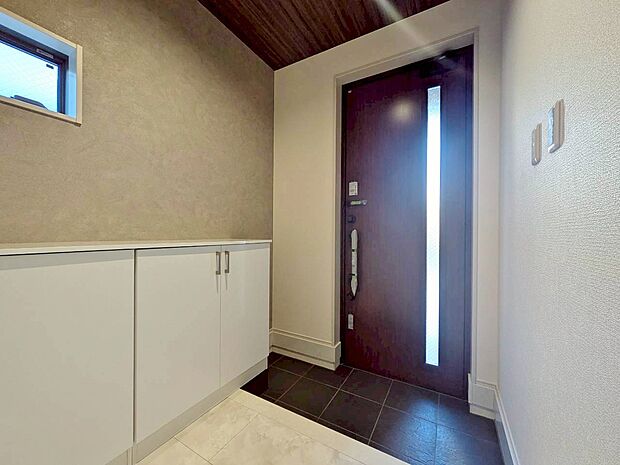 シューズボックスを完備した玄関です。