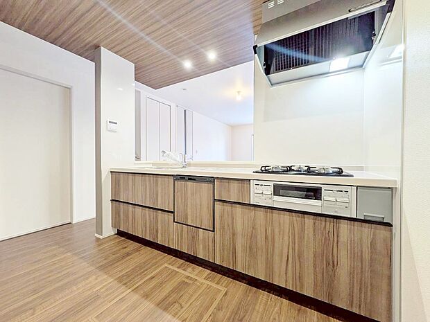 スマートな意匠と充実の機能を備えたキッチンが、暮らしにおいしい彩りを添えます。