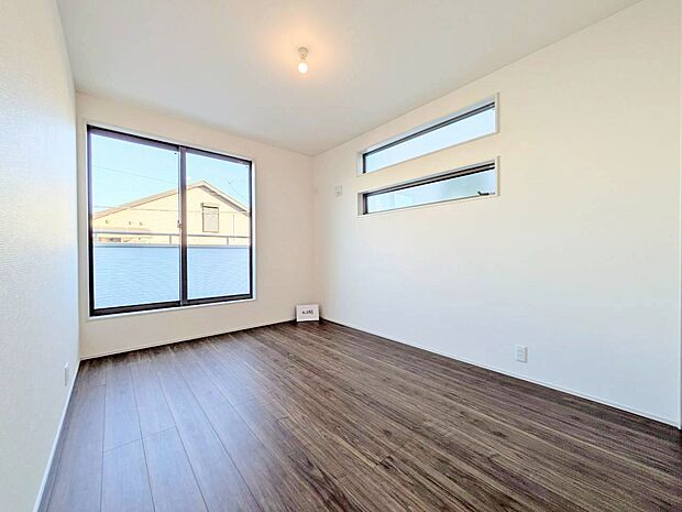 ベッドも十分に設置するスペースがあります。