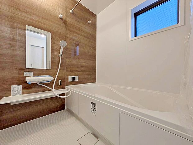 一日の疲れを癒すバスルームは、心地よいリラックスを叶える清潔感溢れる空間です。