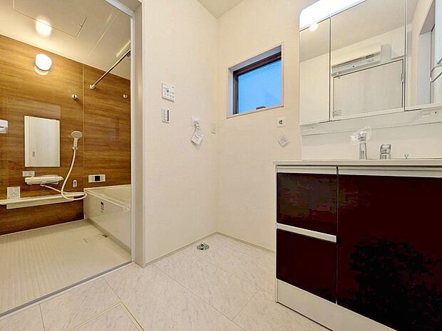 清潔感と心地よさを重視した、上質感漂うパウダールーム。