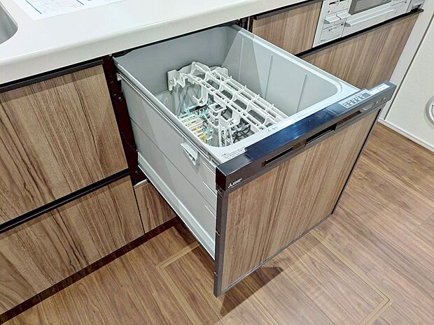 家事の時短に役立つ食洗機。省スペースのビルトインタイプを採用致しました。