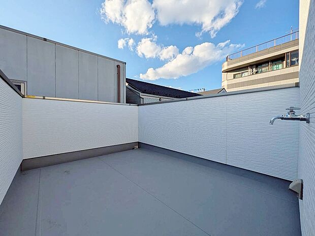 暮らしの中で、光と風を演出してくれるバルコニー。