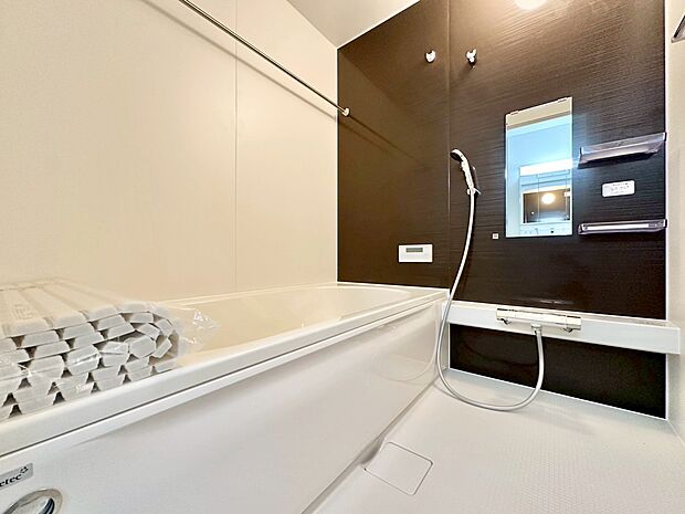 一日の疲れを癒すバスルームは、心地よいリラックスを叶える清潔感溢れる空間です。