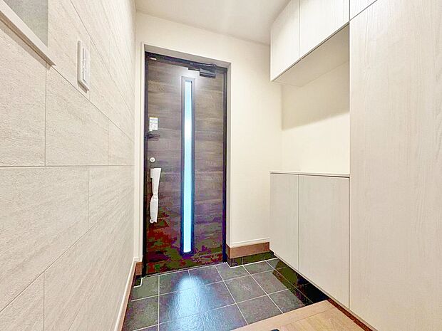 シューズボックスを完備した玄関です。