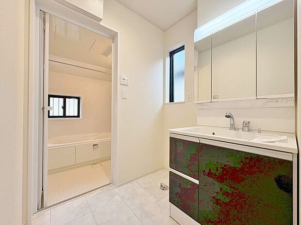 清潔感と心地よさを重視した、上質感漂うパウダールーム。