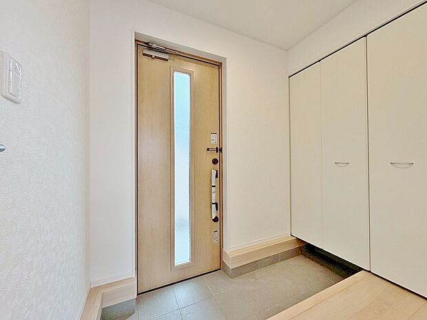 シューズボックスを完備した玄関です。