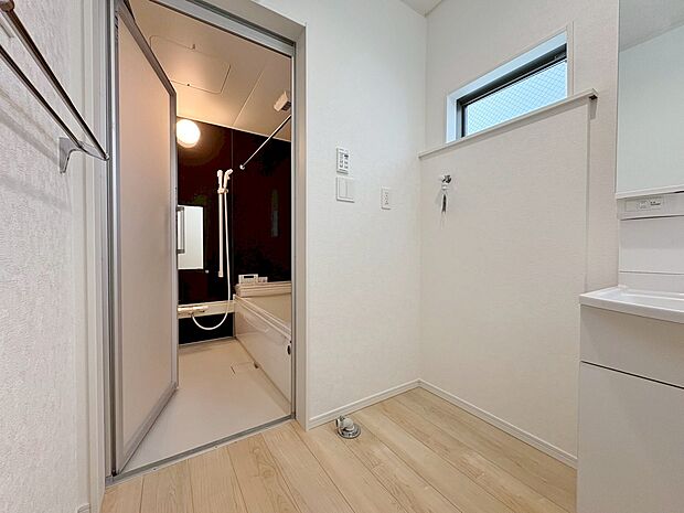 清潔感と心地よさを重視した、上質感漂うパウダールーム。