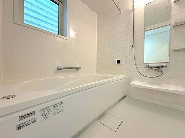 一日の疲れを癒すバスルームは、心地よいリラックスを叶える清潔感溢れる空間です。