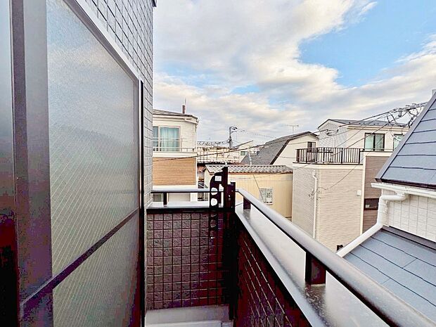 暮らしの中で、光と風を演出してくれるバルコニー。