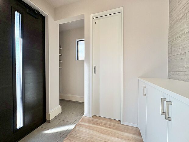 シューズボックスを完備した玄関です。