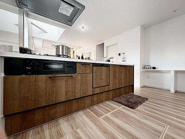 スマートな意匠と充実の機能を備えたキッチンが、暮らしにおいしい彩りを添えます。