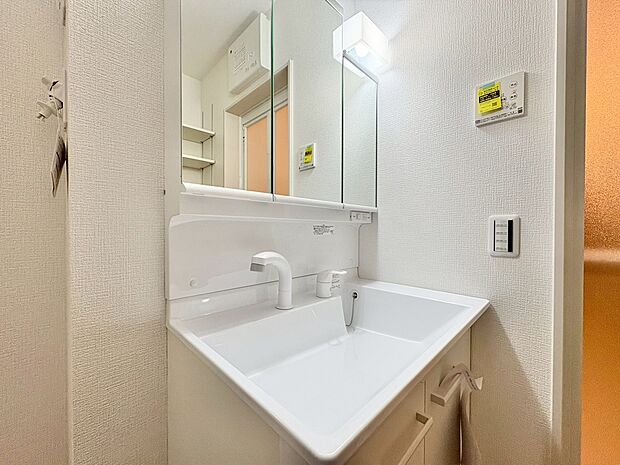 何かと物が増える場所だからこそ、スッキリと見映えの良い空間に。