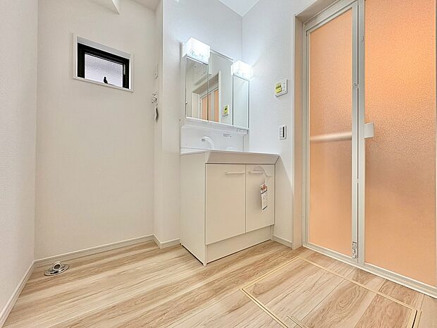 清潔感と心地よさを重視した、上質感漂うパウダールーム。