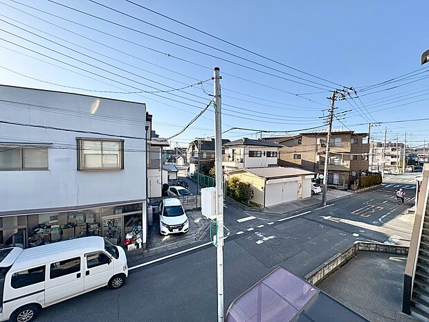 窓を開けると広がる青空。心をリフレッシュして日々を過ごしていきましょう。