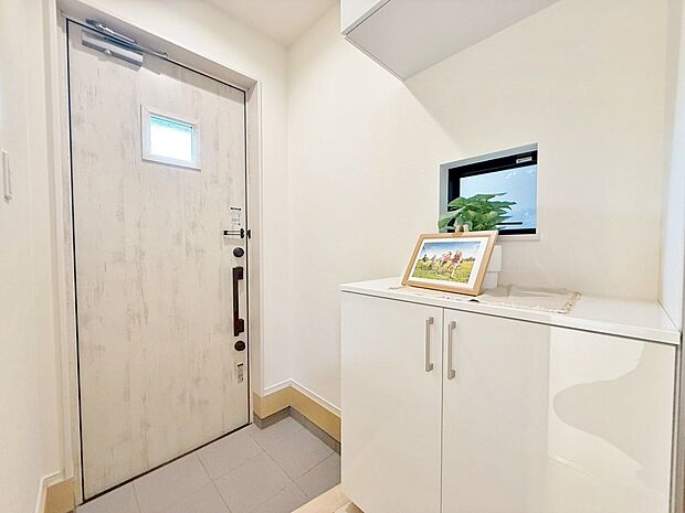 シューズボックスを完備した玄関です。