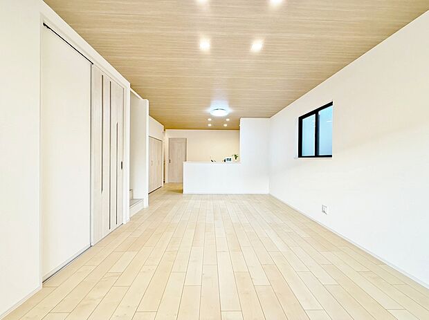 忙しく過ぎゆく日常を置き去るほど、ゆったりした時間が流れるリビング。