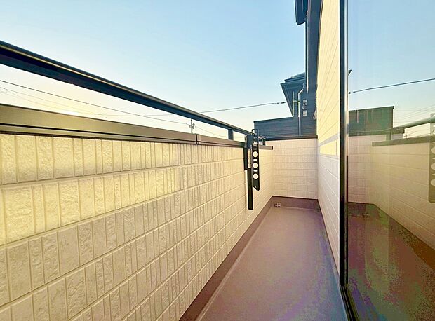 暮らしの中で、光と風を演出してくれるバルコニー。