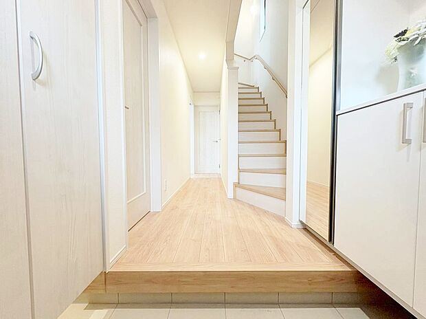 シューズボックスを完備した玄関です。