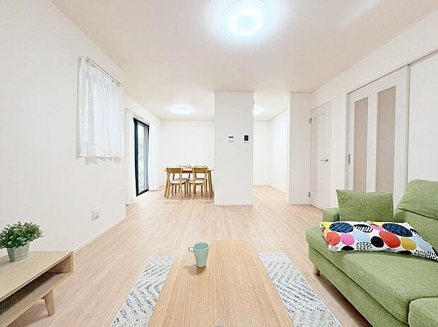 忙しく過ぎゆく日常を置き去るほど、ゆったりした時間が流れるリビング。