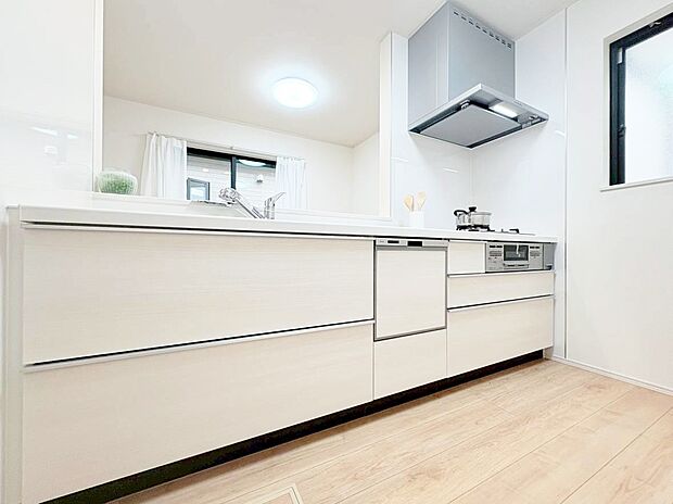 スマートな意匠と充実の機能を備えたキッチンが、暮らしにおいしい彩りを添えます。