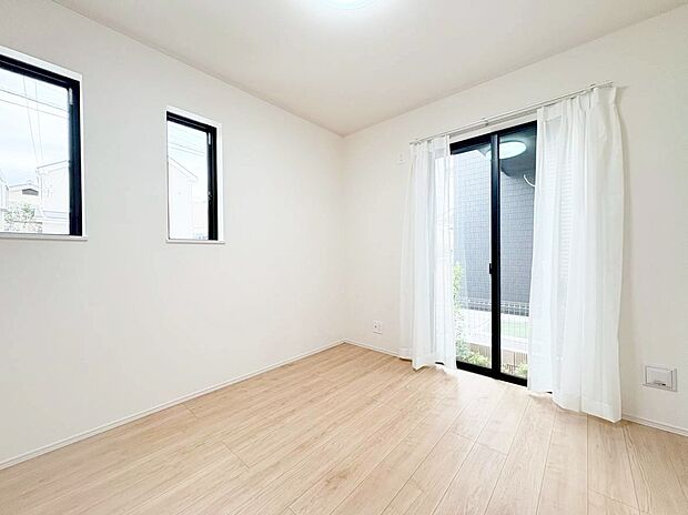 ゆとりを感じさせる広さの主寝室は、心身を静かに満たすシックな趣き。