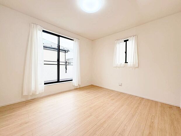 暖かいひだまりを全身で感じ取れる室内。光あふれる空間で子育てをする喜び。