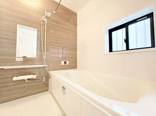 一日の疲れを癒すバスルームは、心地よいリラックスを叶える清潔感溢れる空間です。