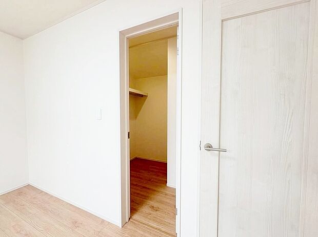 居室にはクローゼットがあり、荷物もスッキリ収納して快適にお過ごしいただけます。