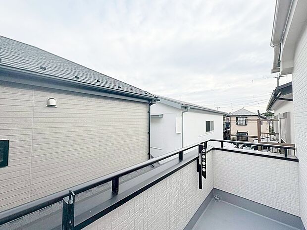 暮らしの中で、光と風を演出してくれるバルコニー。