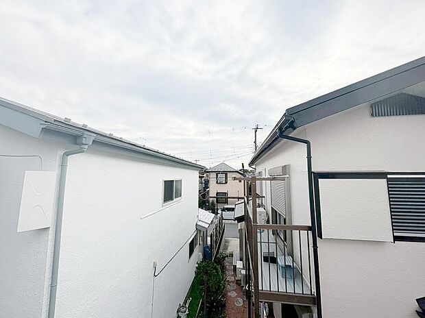 窓を開けると広がる青空。心をリフレッシュして日々を過ごしていきましょう。