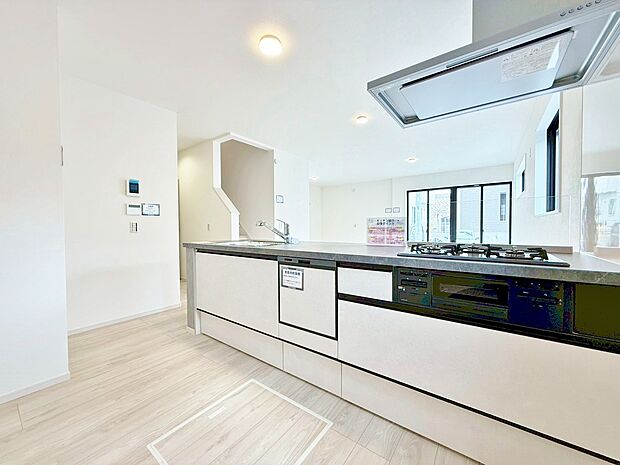 スマートな意匠と充実の機能を備えたキッチンが、暮らしにおいしい彩りを添えます。