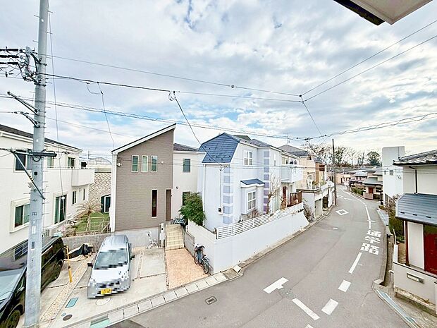 窓を開けると広がる青空。心をリフレッシュして日々を過ごしていきましょう。