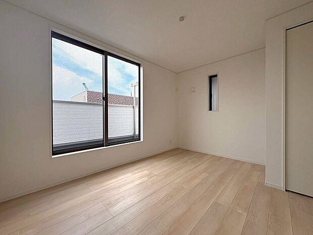 ベッドも十分に設置するスペースがあります。