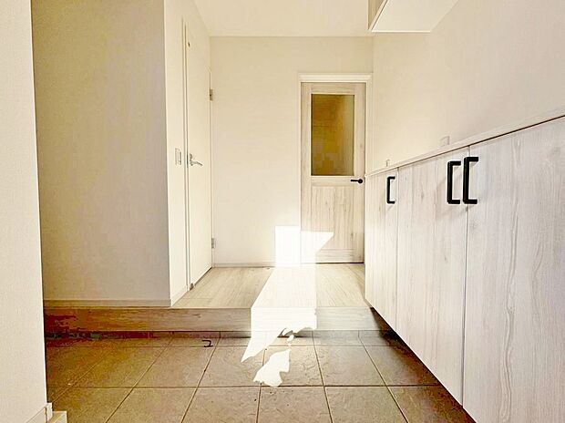 シューズボックスを完備した玄関です。