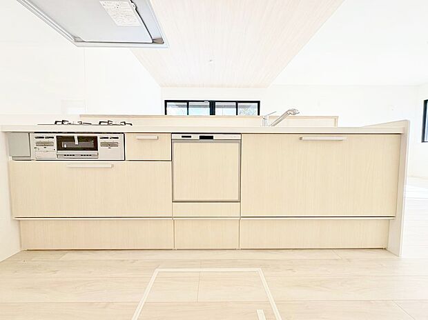 スマートな意匠と充実の機能を備えたキッチンが、暮らしにおいしい彩りを添えます。