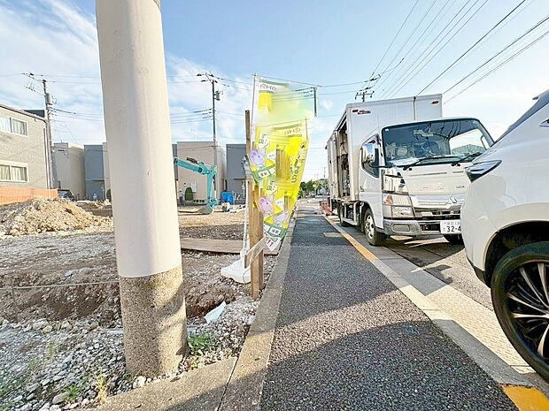 【建築中】陽光浴びる外観がシンプルな外観をより際立たせ、人々の記憶に存在感を植え付けます。