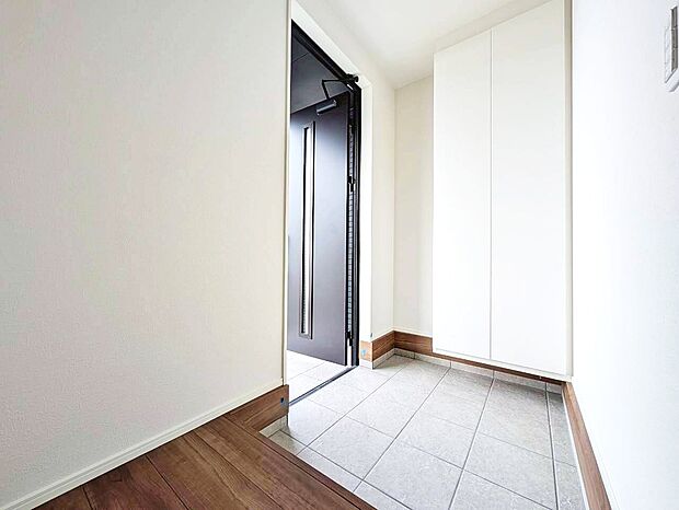 シューズボックスを完備した玄関です。