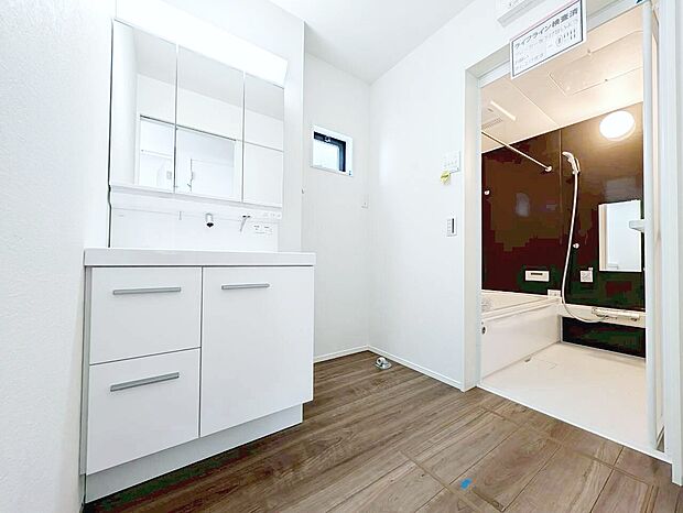 清潔感と心地よさを重視した、上質感漂うパウダールーム。