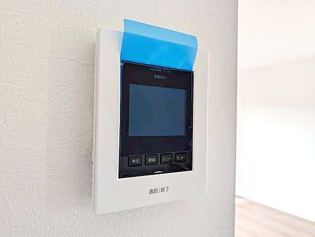 来訪者の様子を室内モニターでチェック。セキュリティ面でも安心です。