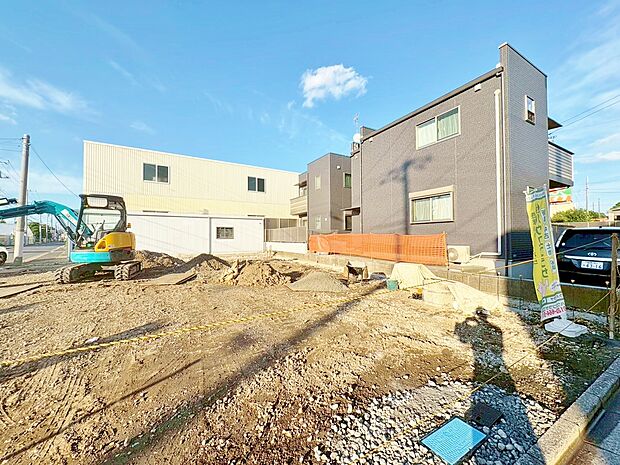 【建築中】陽光浴びる外観がシンプルな外観をより際立たせ、人々の記憶に存在感を植え付けます。