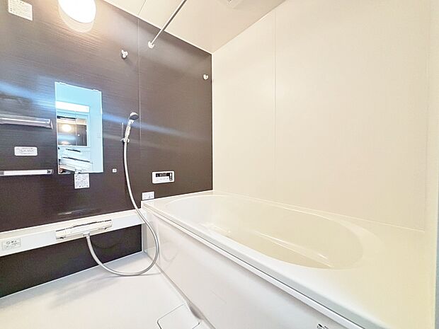 一日の疲れを癒すバスルームは、心地よいリラックスを叶える清潔感溢れる空間です。