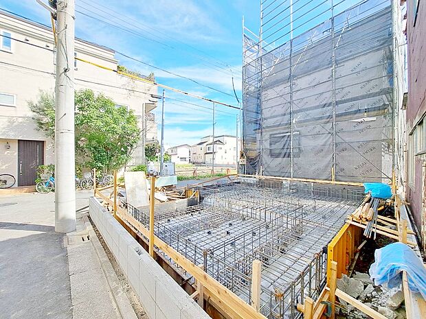 【建築中】陽光浴びる外観がシンプルな外観をより際立たせ、人々の記憶に存在感を植え付けます。