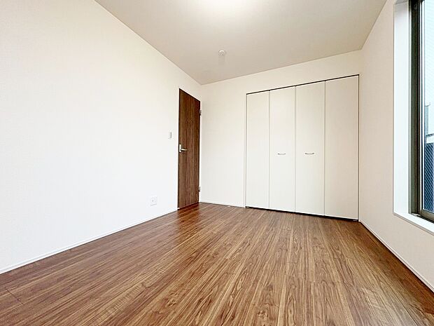 ベッドも十分に設置するスペースがあります。