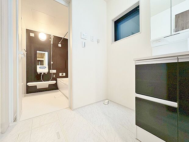 清潔感と心地よさを重視した、上質感漂うパウダールーム。